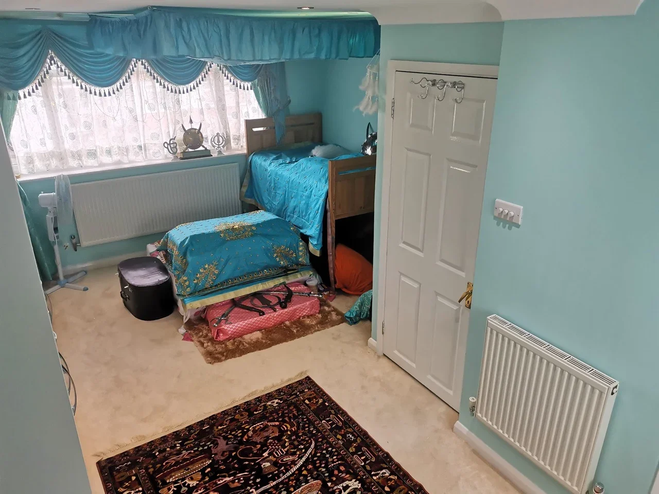 Room Court Road in Greater London