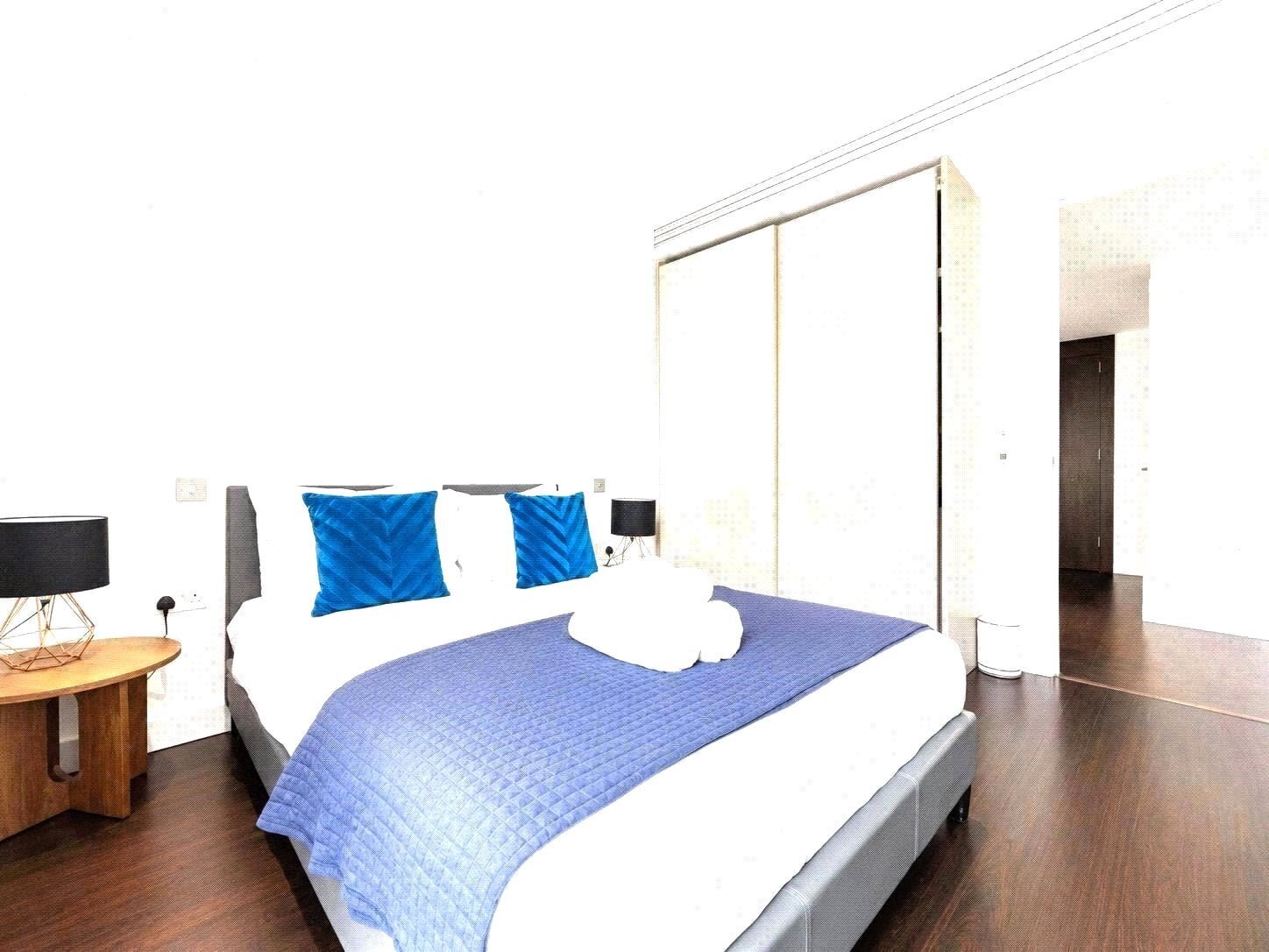 Flat Alie Street in Greater London