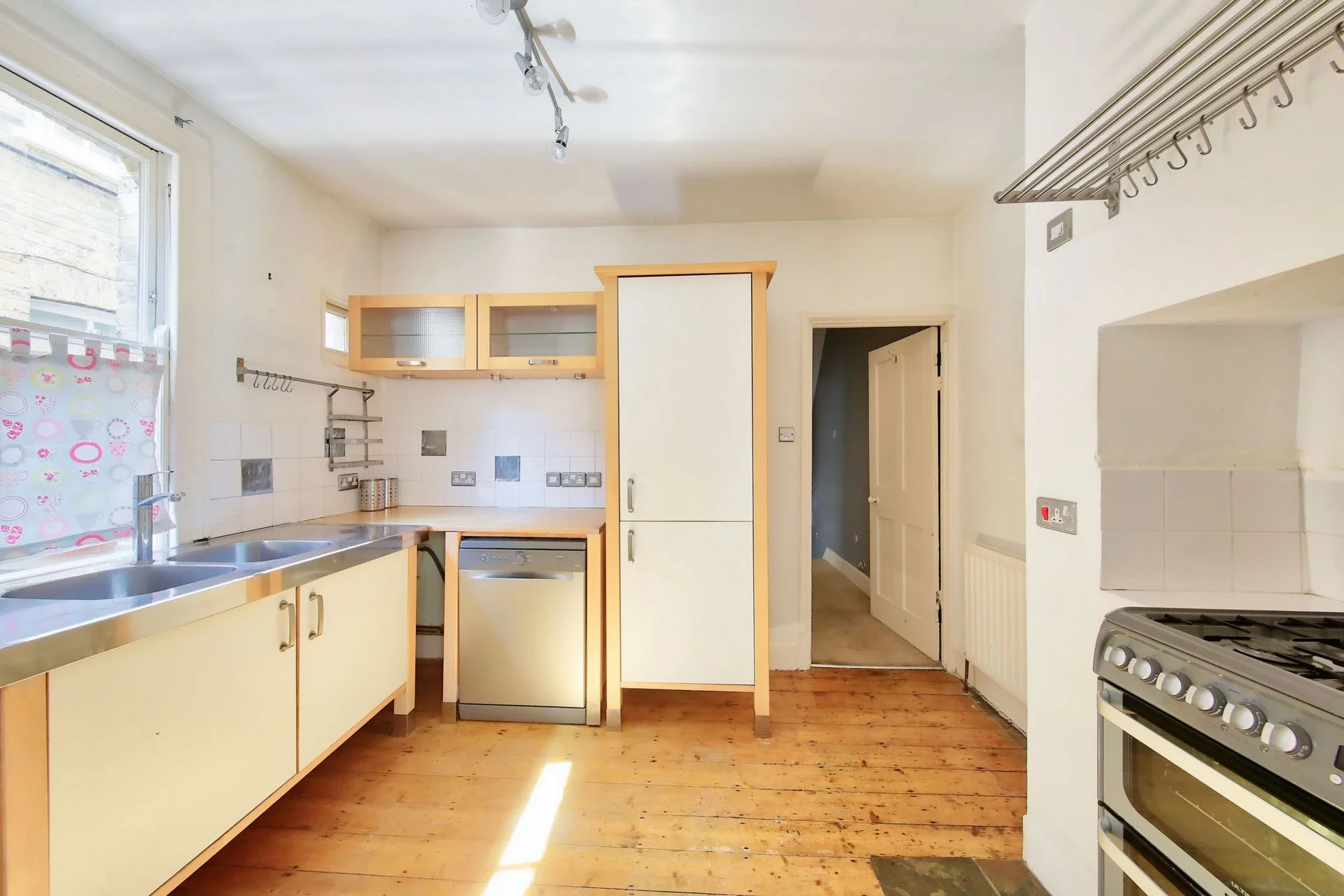 Flat Denton Street in Greater London