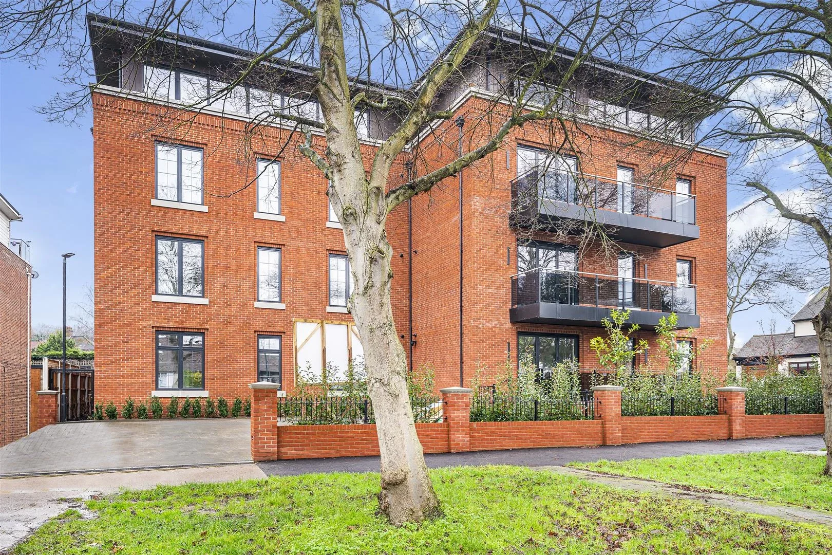 Flat Rookwood Gardens in Greater London