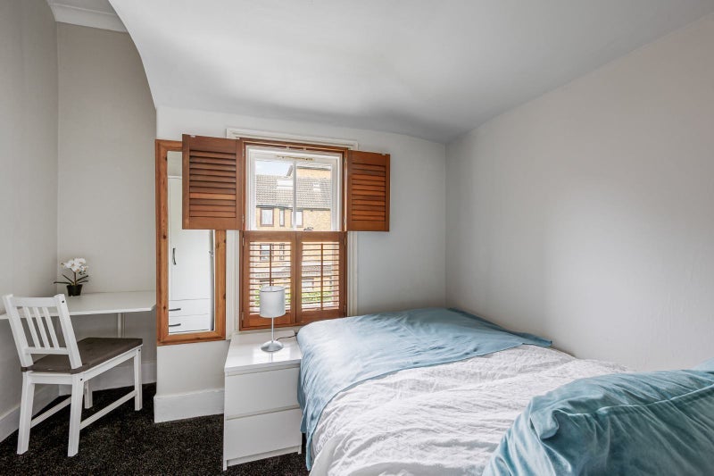 Room Westminster Road in Greater London
