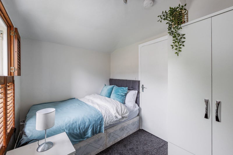 Room Westminster Road in Greater London