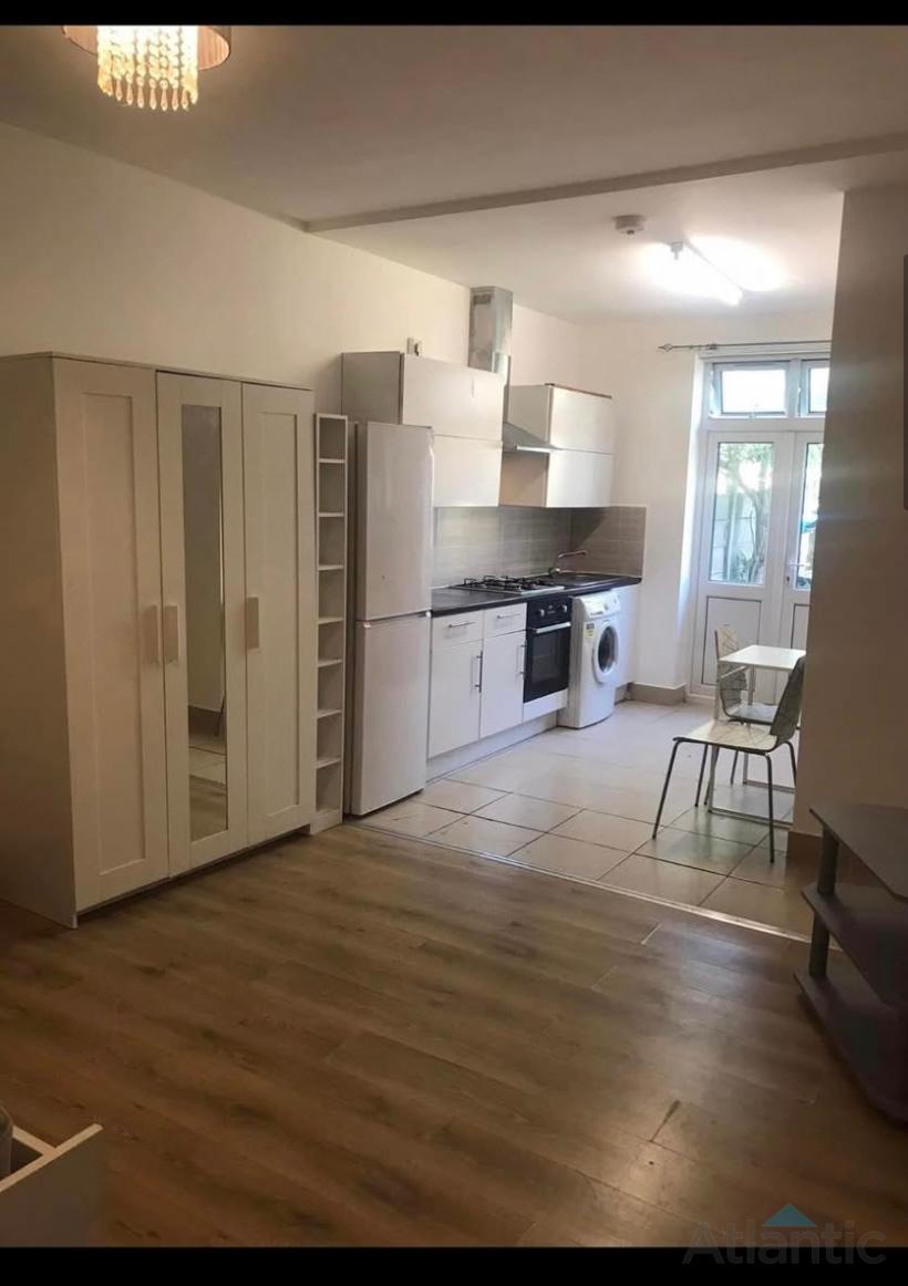 Flat Upsdell Avenue in Greater London