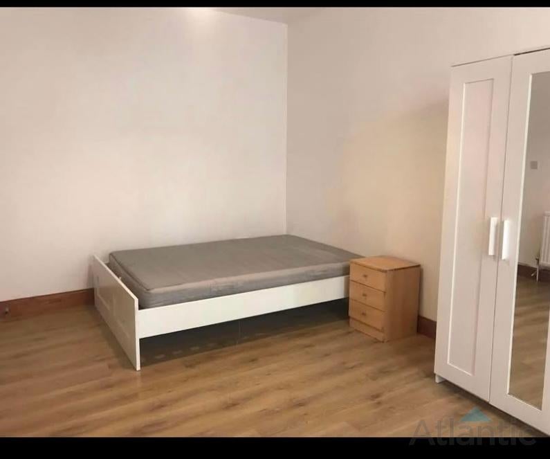 Flat Upsdell Avenue in Greater London
