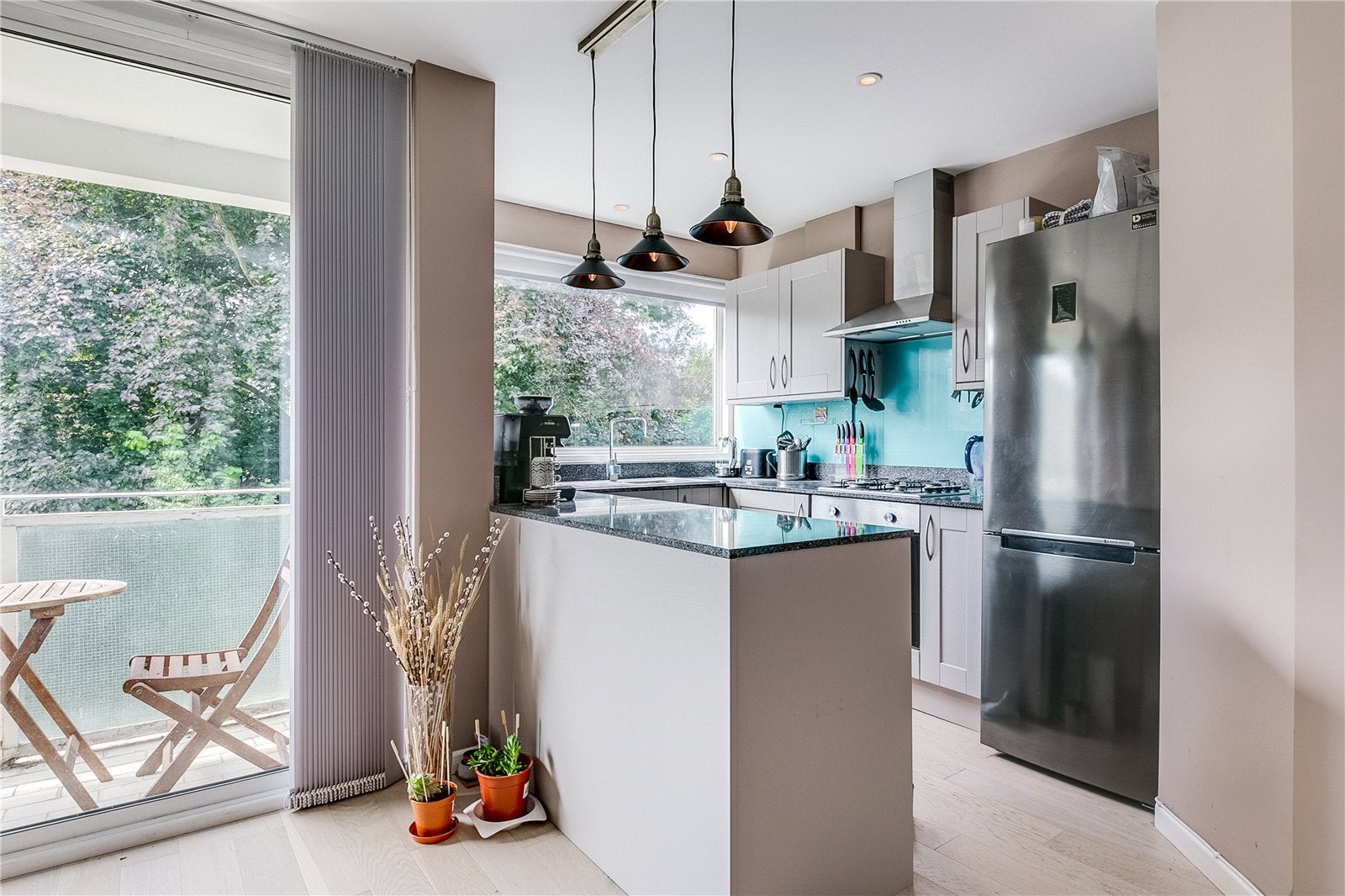 Flat Clarence Avenue in Greater London