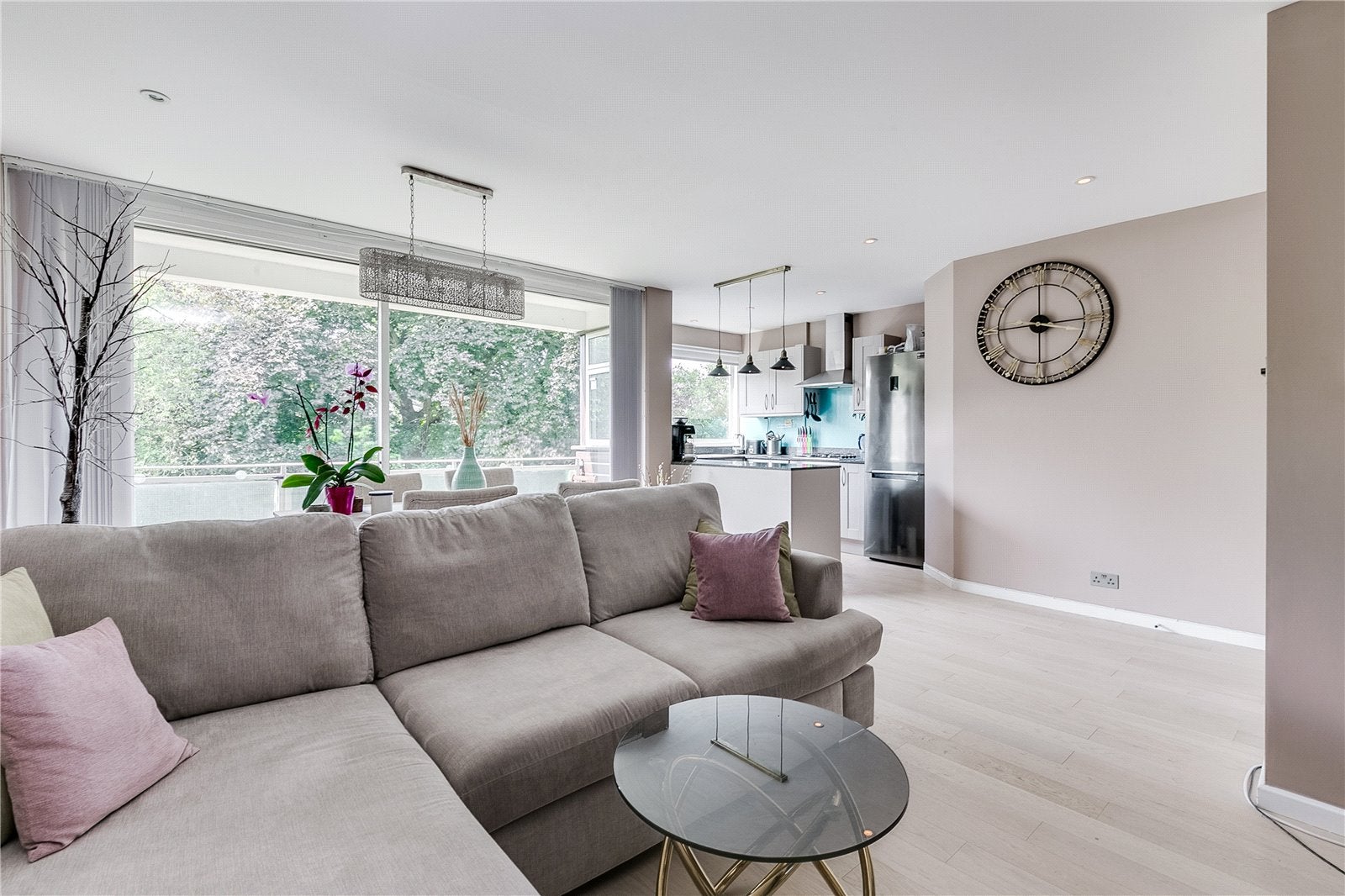 Flat Clarence Avenue in Greater London