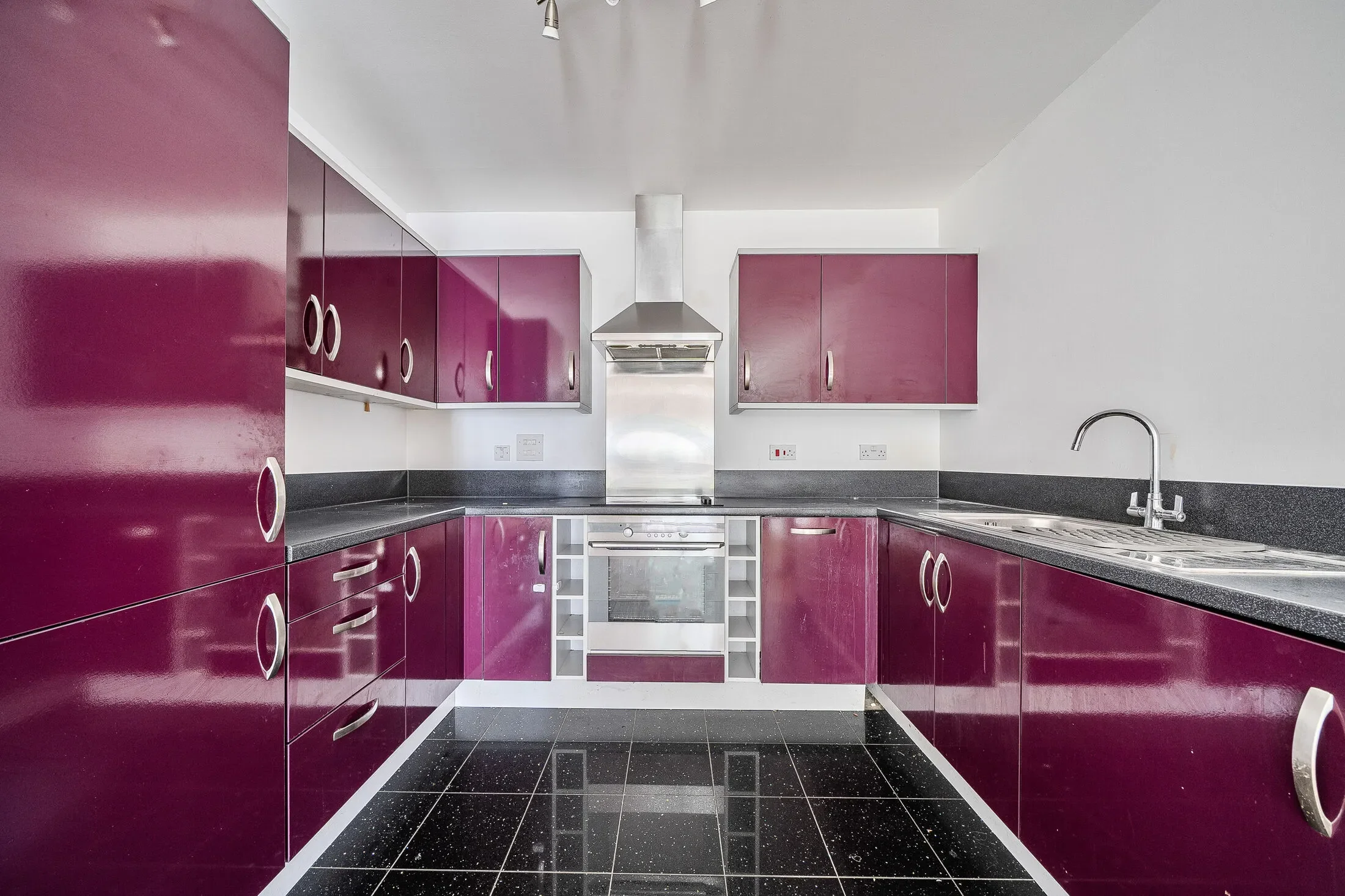 Flat Golden Manor in Greater London