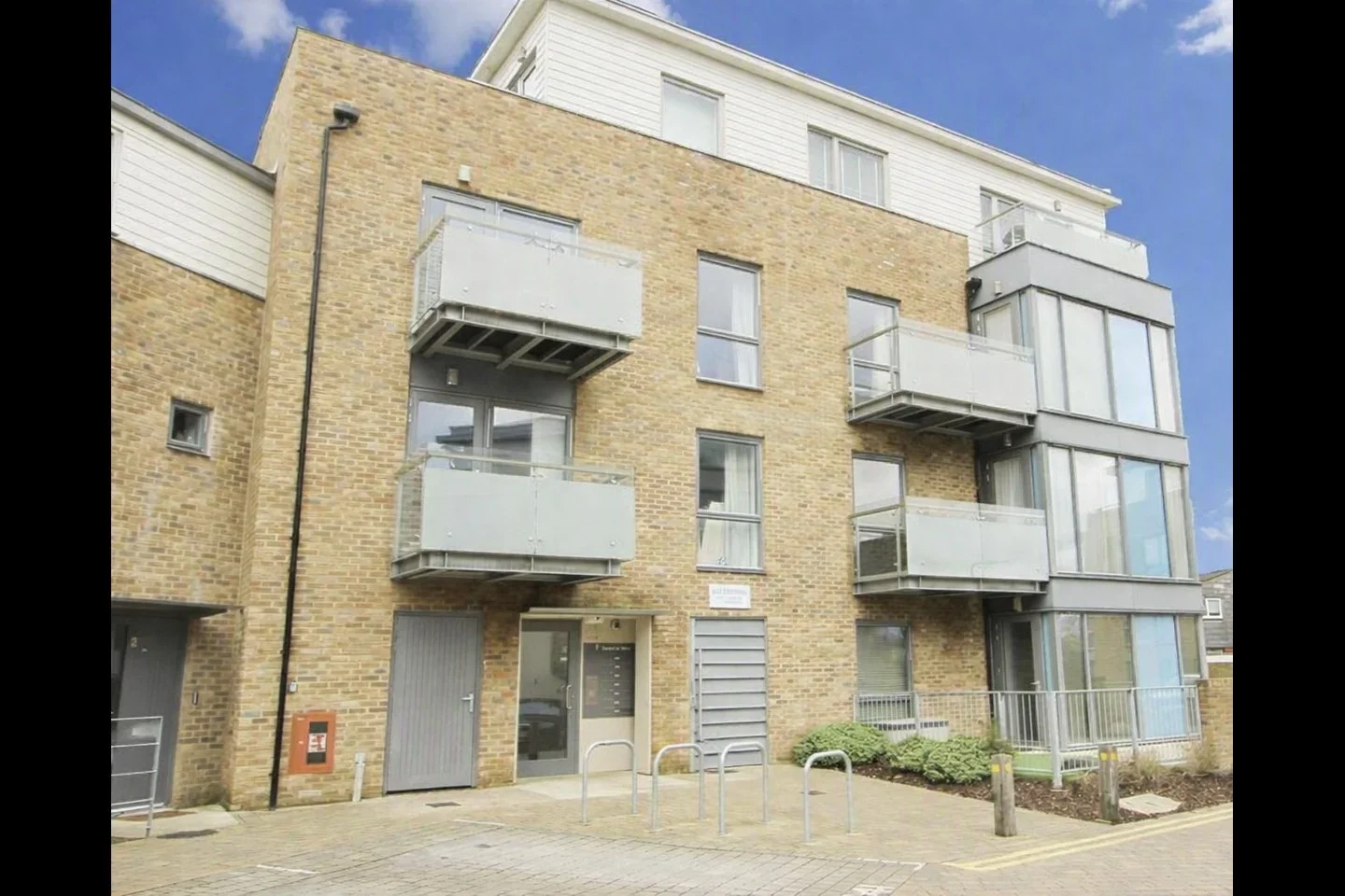 Flat Snowdrop Mews in Greater London
