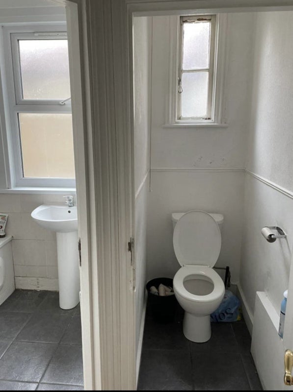 Room Downhills Park Road in Greater London