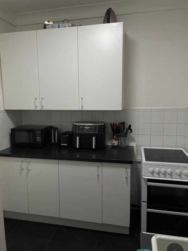 Room Downhills Park Road in Greater London