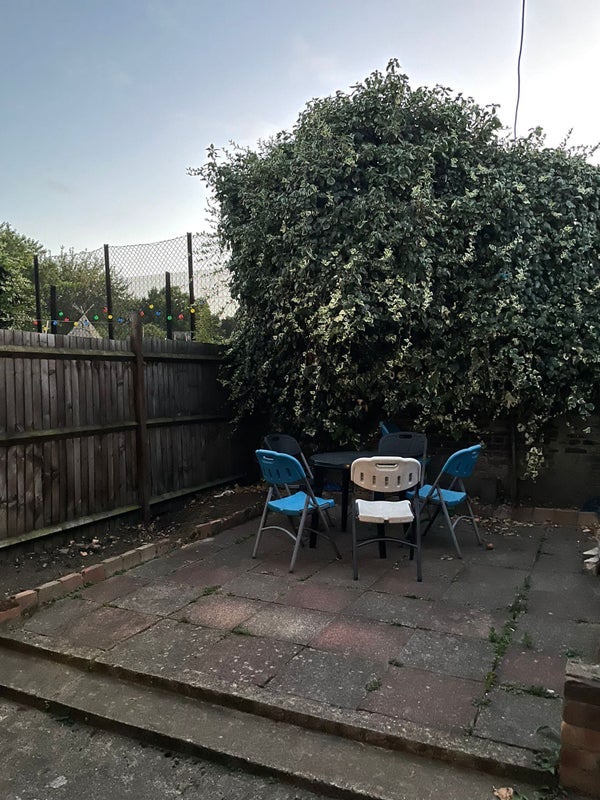 Room Downhills Park Road in Greater London