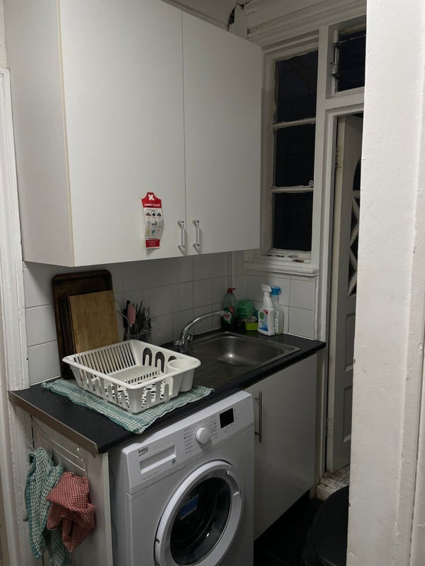 Room Downhills Park Road in Greater London