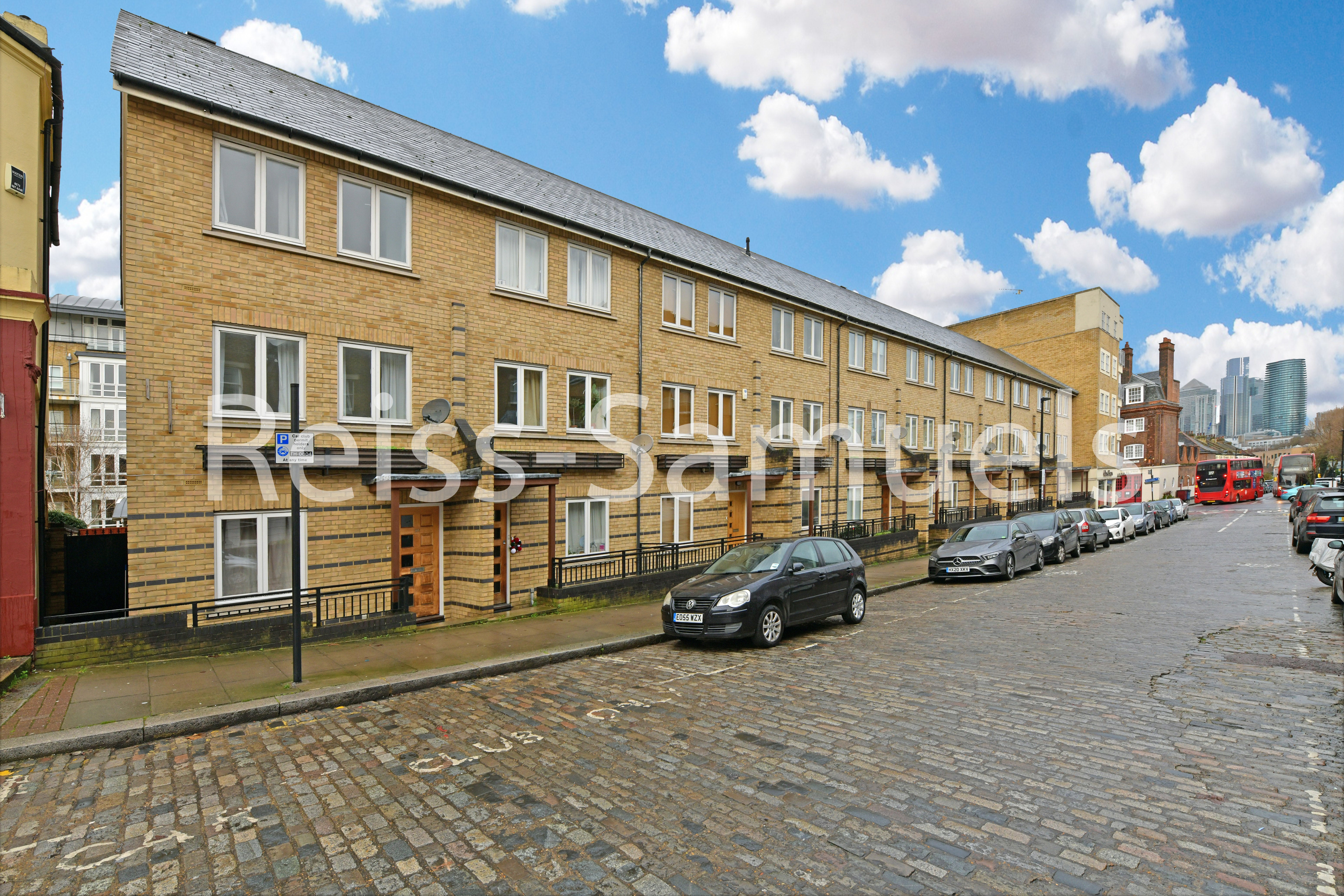 Flat Ferry Street in Greater London