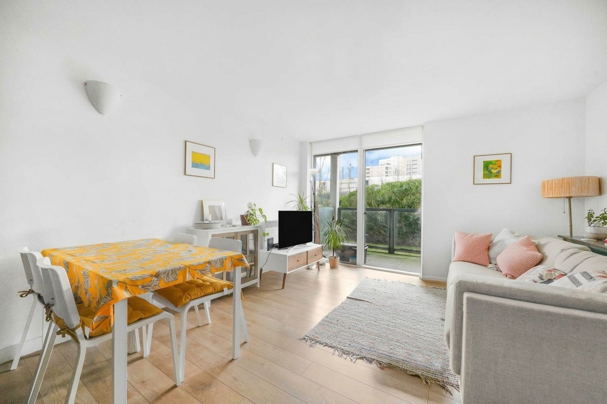 Flat Chadwell Lane in Greater London