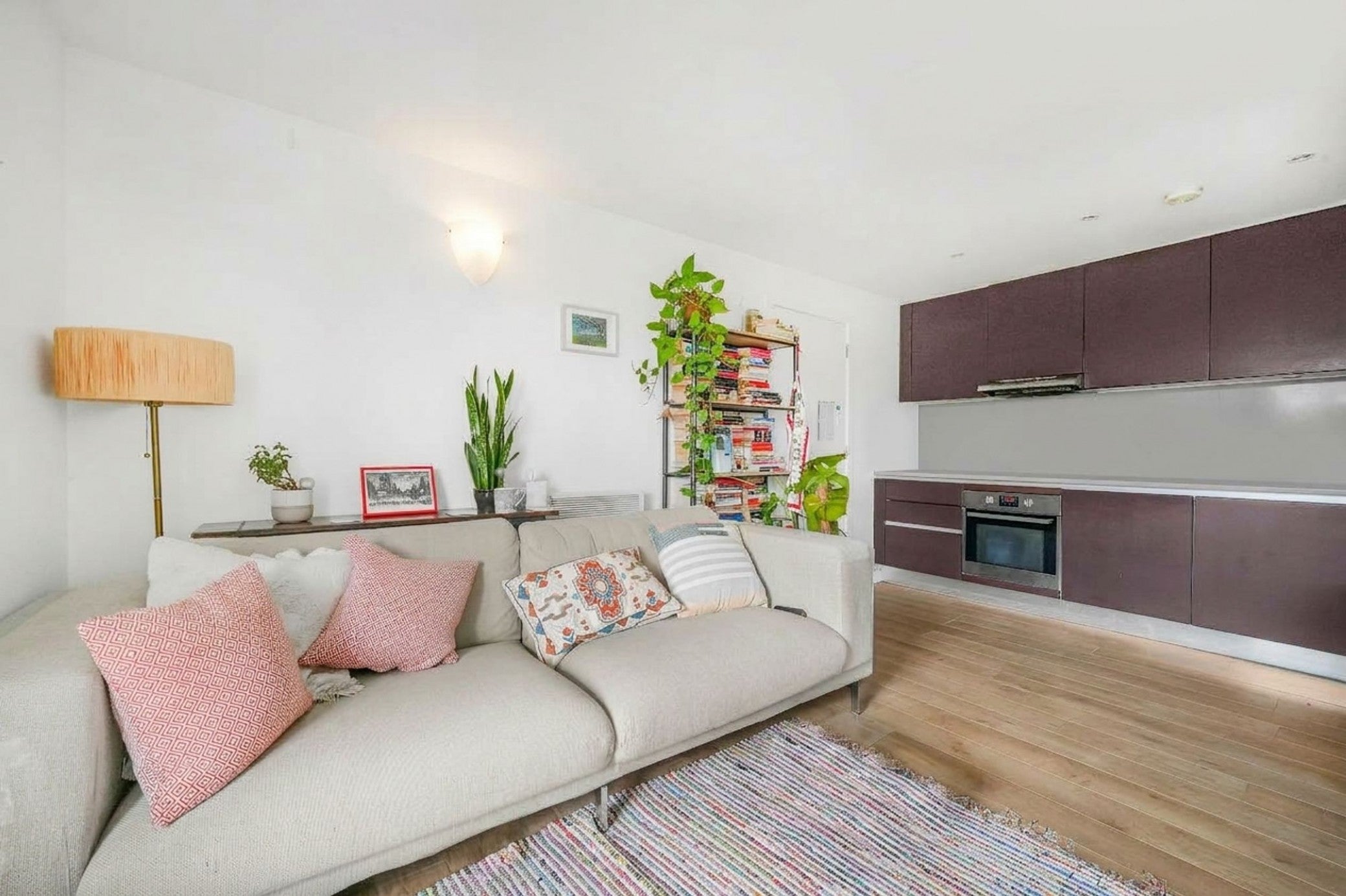 Flat Chadwell Lane in Greater London