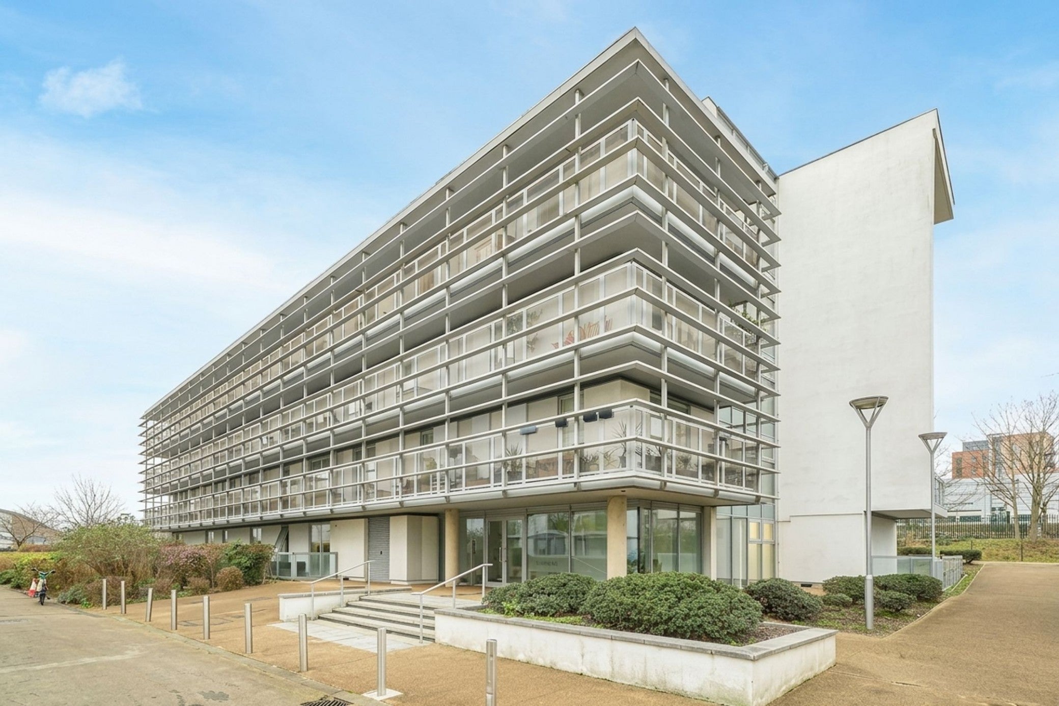 Flat Chadwell Lane in Greater London