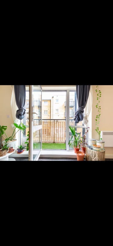 Room Candle Street in Greater London