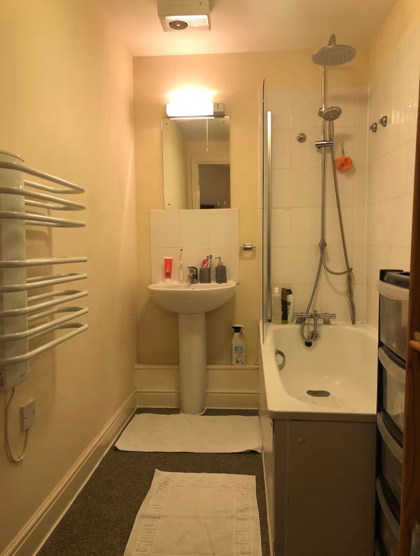 Room Candle Street in Greater London
