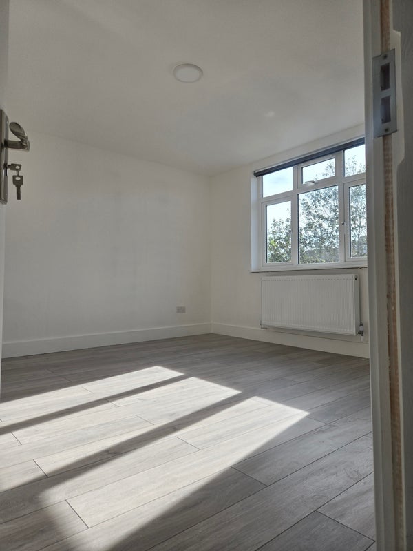 Room Lansdell Road in Greater London