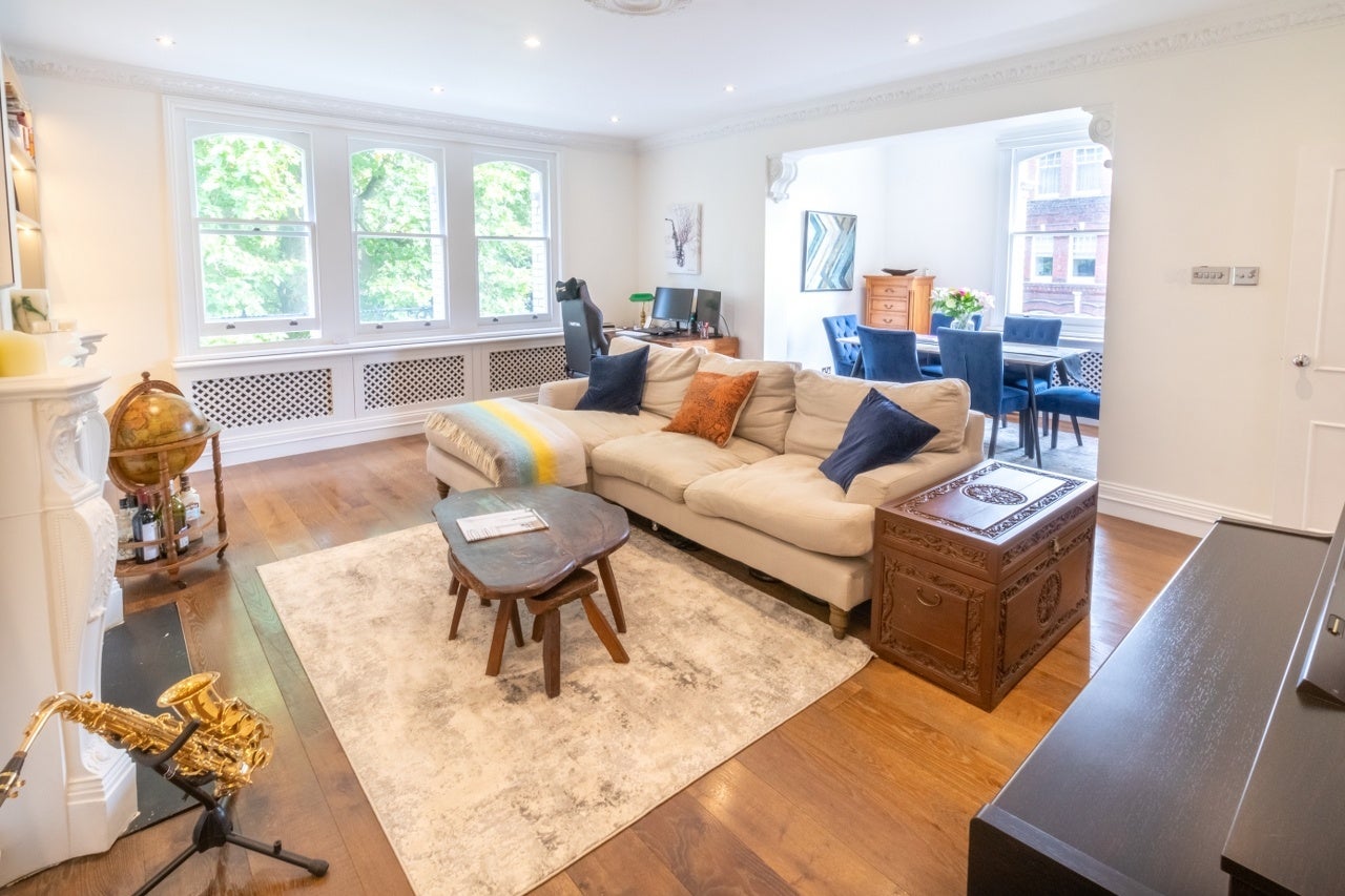 Flat Elm Park Gardens in Greater London