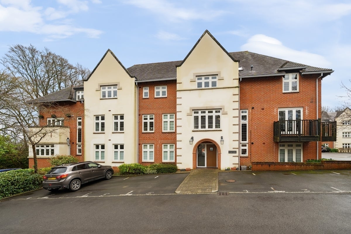 Flat Highcroft Road in Winchester