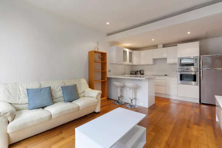 Flat Queenstown Road in Greater London