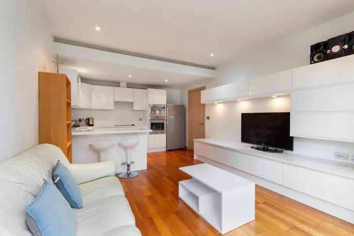 Flat Queenstown Road in Greater London