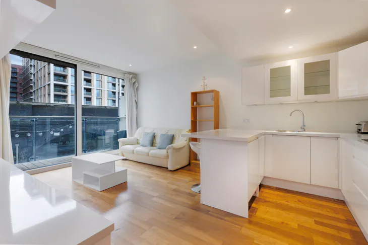 Flat Queenstown Road in Greater London