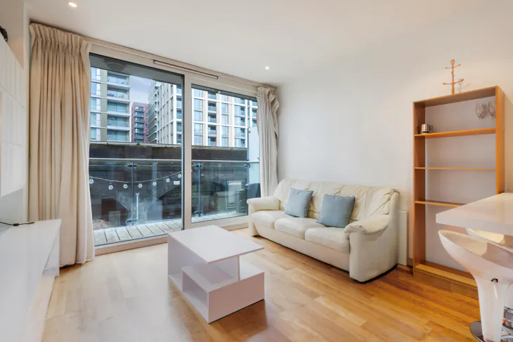 Flat Queenstown Road in Greater London