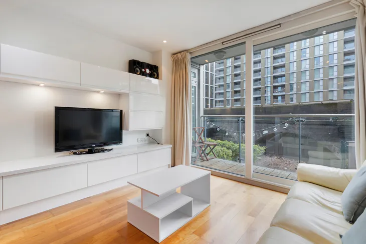 Flat Queenstown Road in Greater London