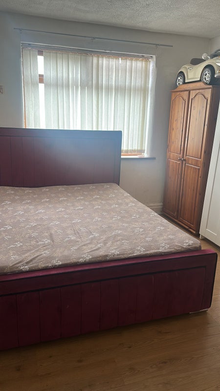 Room Greenstead Avenue in Manchester