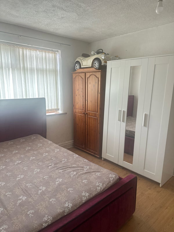 Room Greenstead Avenue in Manchester