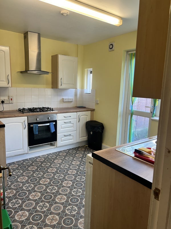 Room Becket Avenue in Greater London