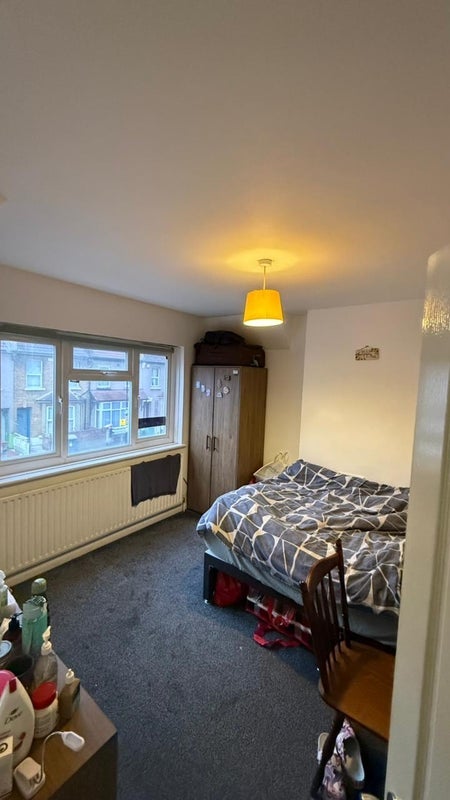 Room Becket Avenue in Greater London
