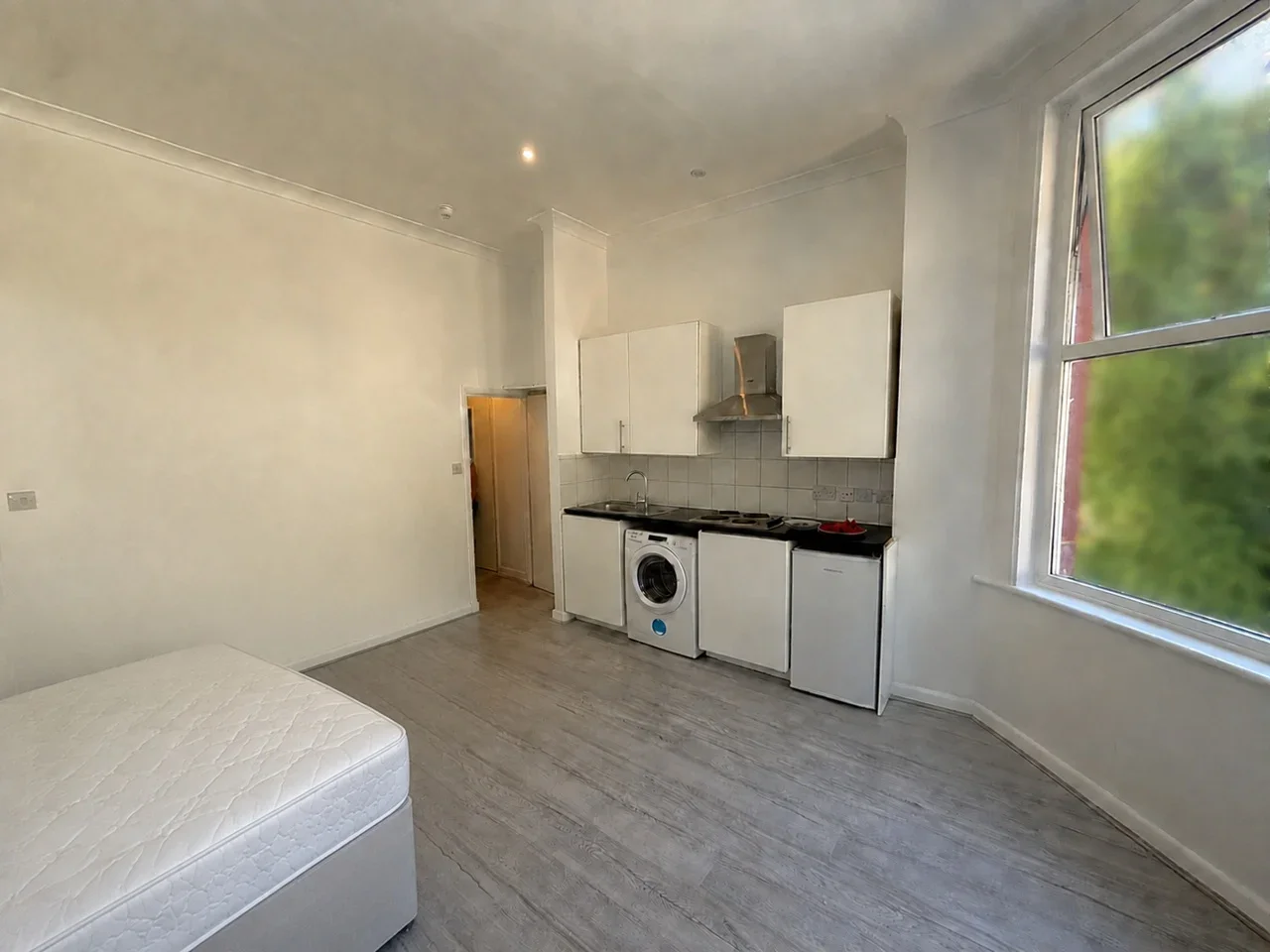 Flat Walm Lane in Greater London