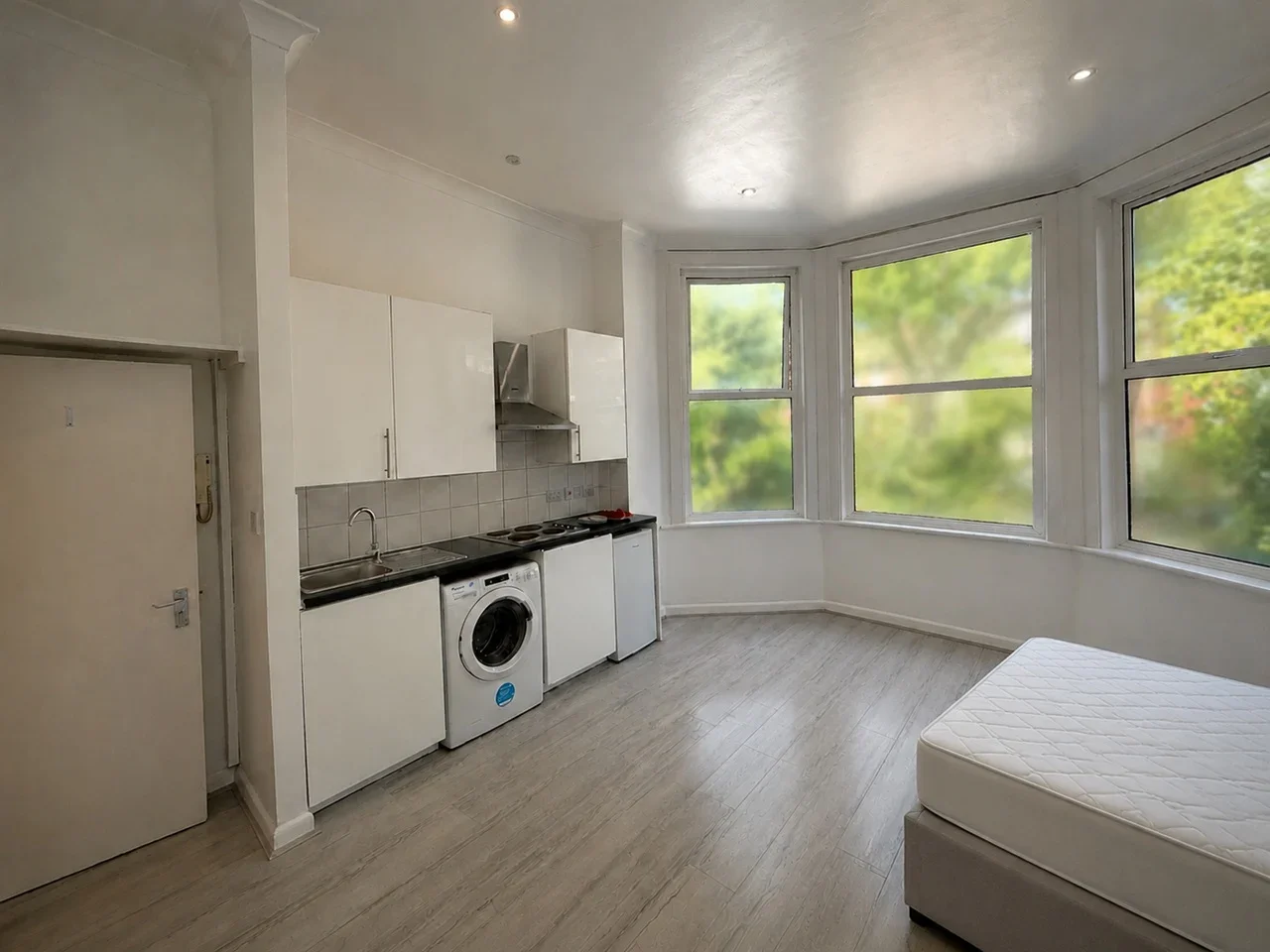 Flat Walm Lane in Greater London