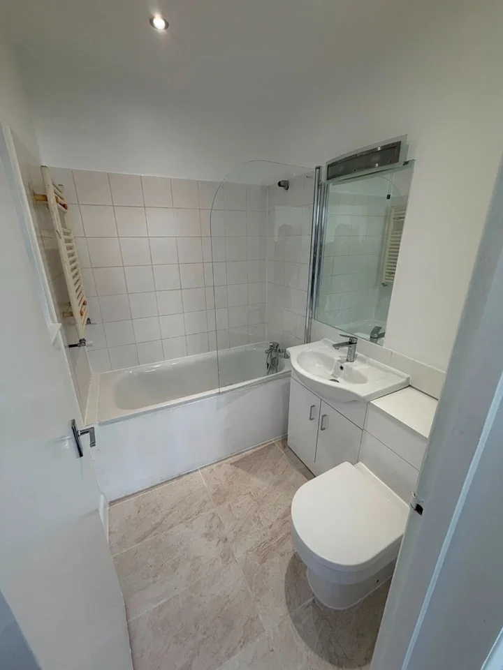 Flat Walm Lane in Greater London