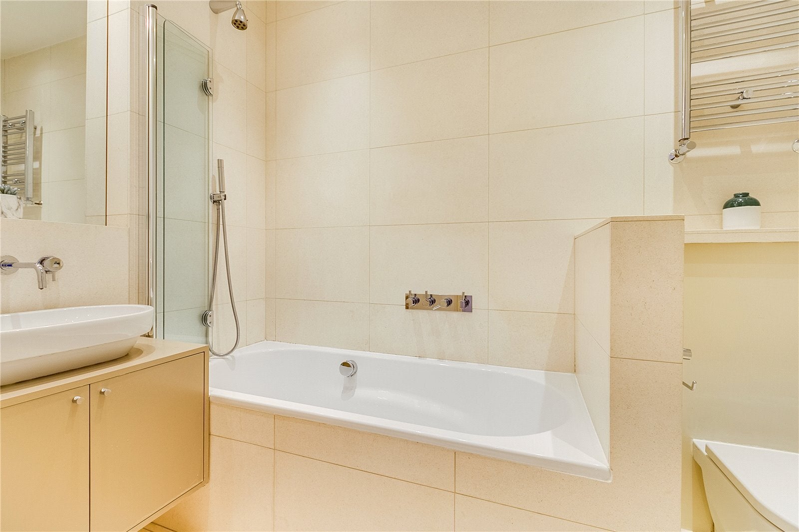 Flat Elizabeth Avenue in Greater London