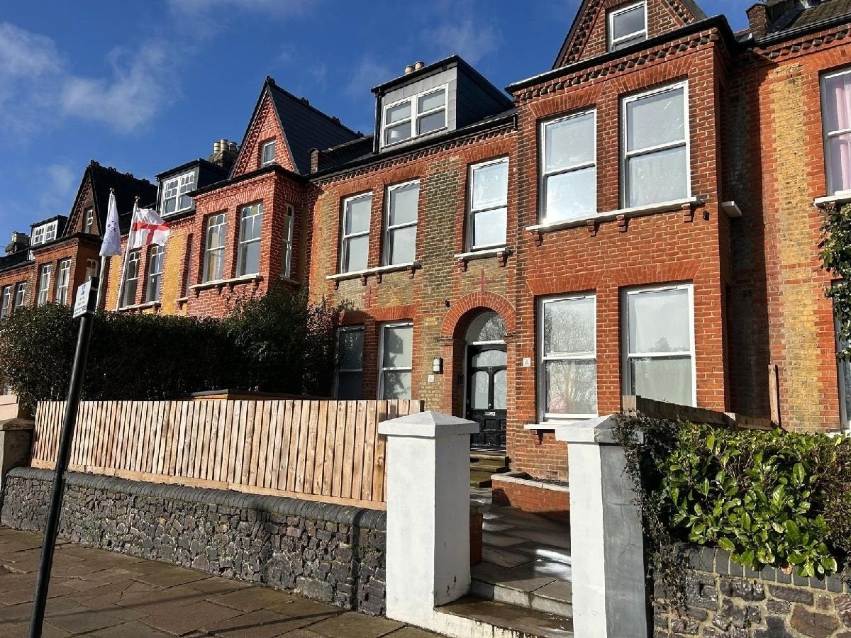Flat Mount View Road in Greater London