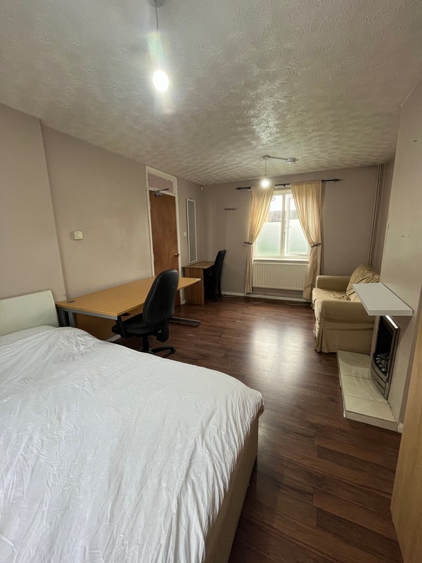 Room Cross Lane in Salford
