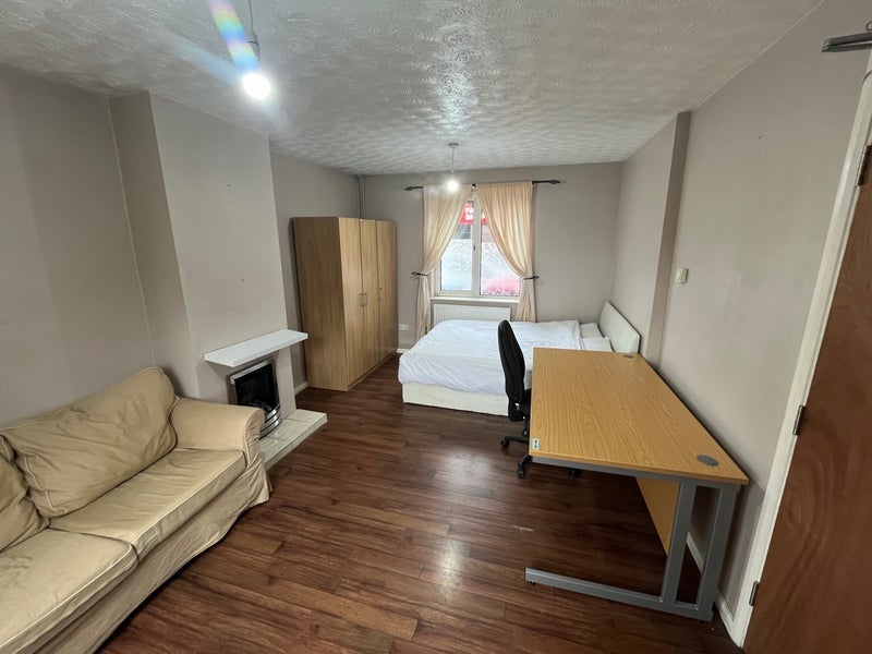 Room Cross Lane in Salford
