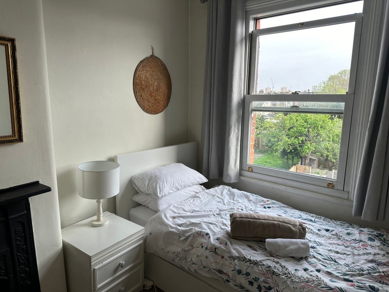 Room Bowes Road in Greater London