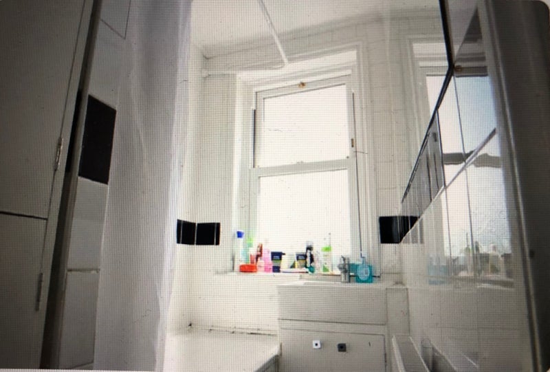 Room Bowes Road in Greater London