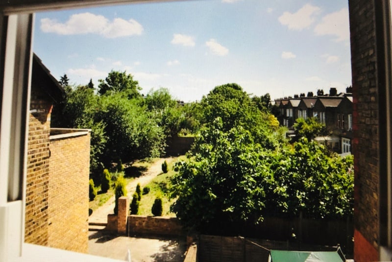 Room Bowes Road in Greater London