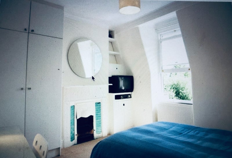 Room Bowes Road in Greater London