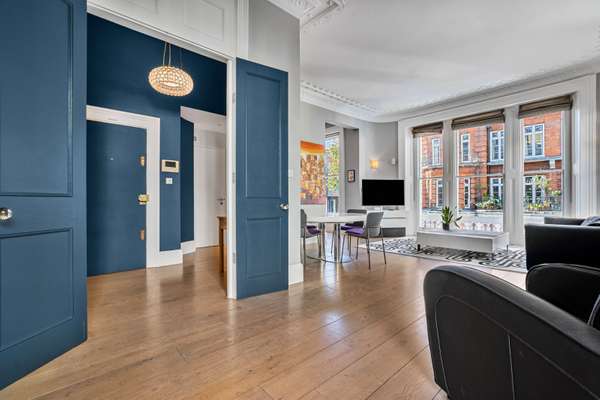 Flat Linden Gardens in Greater London