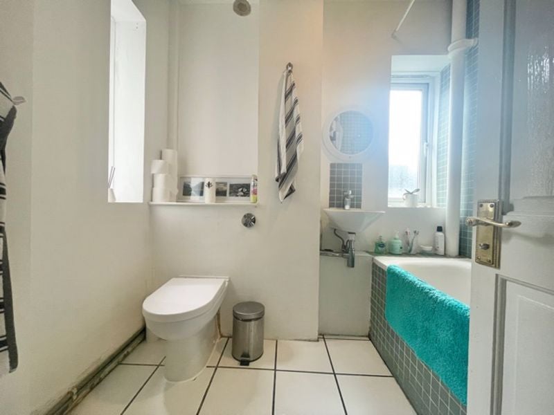 Flat Long Lane in Greater London