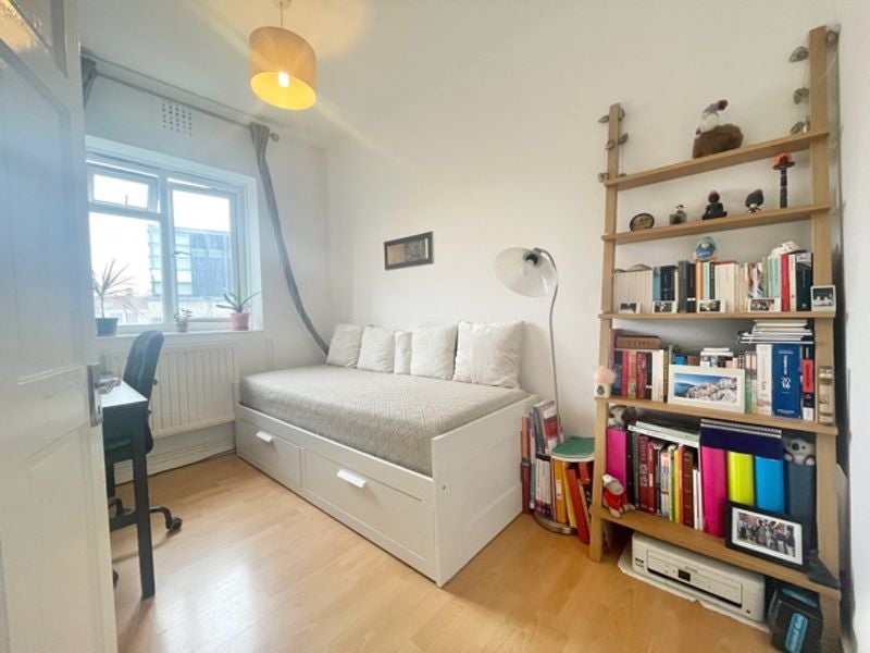Flat Long Lane in Greater London