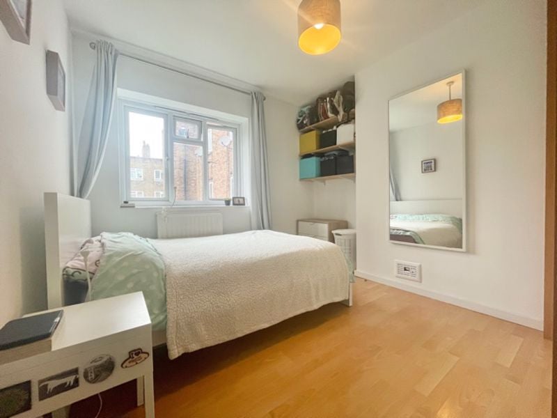 Flat Long Lane in Greater London