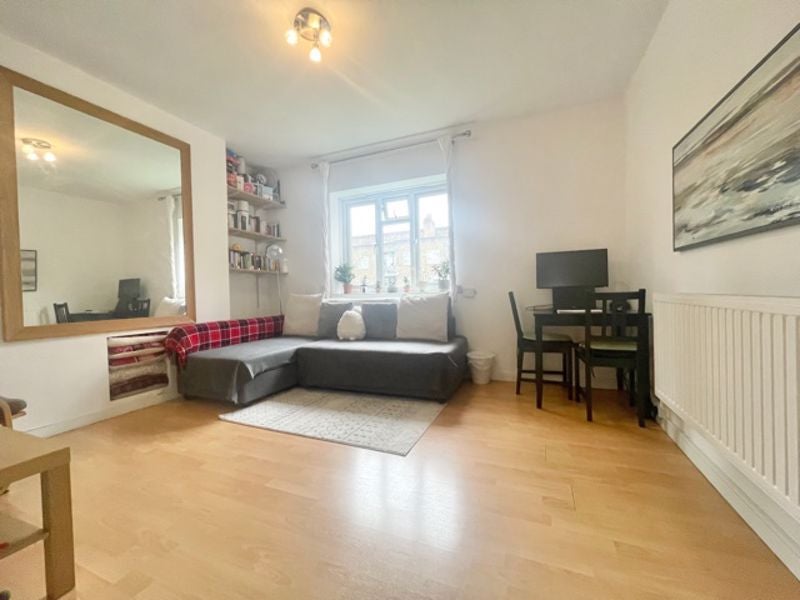 Flat Long Lane in Greater London
